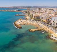 Die Küste von Torrevieja mit Blick auf den Strand und die Stadtsilhouette.