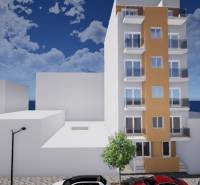 Ein Gebäude in Torrevieja in der Straße Campoamor 12, daneben sind Autos geparkt.