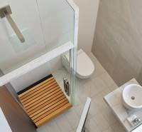 Badezimmer in einer 3-Zimmer-Wohnung mit Toilette, Dusche und Waschbecken.