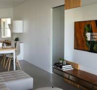 Wohnzimmer in einer 3-Zimmer-Wohnung mit Sofa, Esstisch und Fernseher.