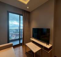 Obývačka in einer 3-Zimmer-Wohnung mit Sofa, TV-Schrank und Stadtblick.