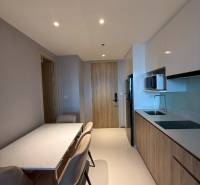 Küche in einer 3-Zimmer-Wohnung mit Essecke und eingebauten Geräten.
