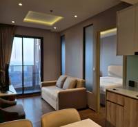 Wohnzimmer in einer 3-Zimmer-Wohnung mit Sofa, Aussicht und Küchentheke.