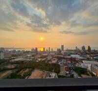 Blick von einer 3-Zimmer-Wohnung in Pattaya auf den Sonnenuntergang über der Stadt und dem Meer.