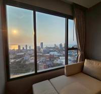 Blick aus einer 3-Zimmer-Wohnung auf den Sonnenuntergang und die Skyline von Pattaya.