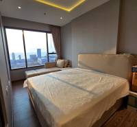 3-Zimmer-Wohnung mit Bett und Blick auf die Stadt und das Meer.