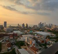 Blick auf den Sonnenuntergang über der Skyline der Stadt von einer 3-Zimmer-Wohnung in Pattaya.