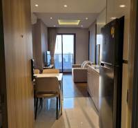 Gemütliche 3-Zimmer-Wohnung mit modernen Möbeln und Balkonblick.