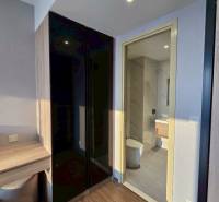 Kompaktes Interieur einer 3-Zimmer-Wohnung mit Badezimmer und Einbauschrank.