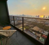 Balkon mit Blick auf die Stadt Pattaya und den Sonnenuntergang von einer 3-Zimmer-Wohnung.