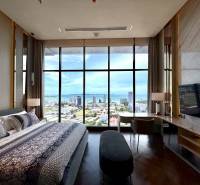 Schlafzimmer einer 4-Zimmer-Wohnung mit Blick auf die Stadt und das Meer in Pattaya.