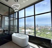 Blick aus einer 4-Zimmer-Wohnung auf die Stadt Pattaya mit einer Badewanne und einem Panoramafenster.