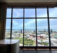 Blick von einer 4-Zimmer-Wohnung auf die Skyline von Pattaya und die Küste.