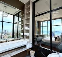 Badezimmer einer 4-Zimmer-Wohnung mit Blick auf die Stadt und das Meer in Pattaya.