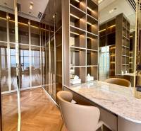 Luxuriöses Zimmer mit Spiegelwänden in einer 4-Zimmer-Wohnung, elegantes Holzbodenmuster.