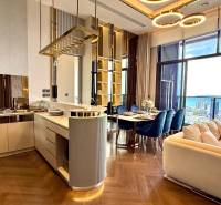 Luxusküche und Wohnzimmer mit Blick auf die Küste in einer 4-Zimmer-Wohnung.