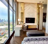 Stilvolles Interieur einer 4-Zimmer-Wohnung mit Blick auf die Stadtsilhouette, elegante Ausstattung.