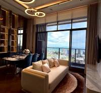 Wohnzimmer in einer 4-Zimmer-Wohnung mit Blick auf die Stadt und das Meer.