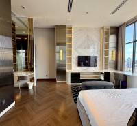 Luxuriöses Schlafzimmer mit Aussicht, Holzboden, Fernseher und Schreibtisch in einer 4-Zimmer-Wohnung.