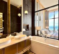 Luxuriöses Badezimmer in einer 4-Zimmer-Wohnung mit Blick vom Bett auf das Meer.