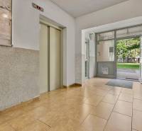 Eingangshalle mit Aufzug und Briefkästen in der Medveďova-Straße, Bratislava - Petržalka.