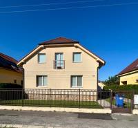Das Haus in der Bradlanska-Straße in Trnava mit Garten und blauem Container.