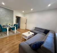 Wohnzimmer mit großer Sitzgarnitur und Esstisch in einer 3-Zimmer-Wohnung.