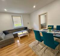 Wohnzimmer in einer 3-Zimmer-Wohnung mit Ecksofa und Esstisch.