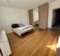 Schlafzimmer in einer 3-Zimmer-Wohnung mit Holzboden und Einbauschrank.