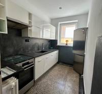 Küche in einer 3-Zimmer-Wohnung mit Spüle, Herd und Kühlschrank.