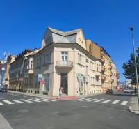 Kreuzung in der Milcova-Straße in Žilina mit Geschäftsräumen und umliegenden Gebäuden.