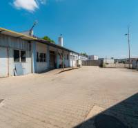 Industriegelände an der Kasárenská in Trenčín mit Lager- und Hallengebäuden.