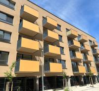 Wohngebäude mit Balkonen in der Sadova-Straße in Senica, in der Nähe von Garagen.