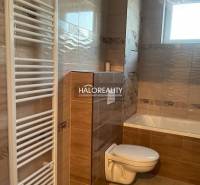 Badezimmer in einer 2-Zimmer-Wohnung mit Toilette, Badewanne und Handtuchheizkörper.