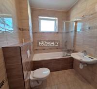 Badezimmer in einer 2-Zimmer-Wohnung mit Badewanne, Waschbecken und Toilette.