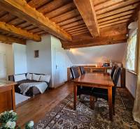 Holzdecke und Tisch im Esszimmer des Einfamilienhauses mit Sofa und Dekorationen.