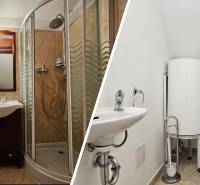Badezimmer in einem Einfamilienhaus mit Waschbecken, Dusche und Toilette.
