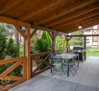 Holzterrasse mit Grill und Tisch im Ferienapartment in Starý Smokovec.