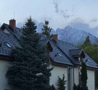 Ferienwohnung in Starý Smokovec mit Bergpanorama und schneebedeckten Gipfeln im Hintergrund.