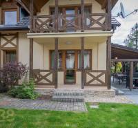 Ferienwohnung in Starý Smokovec mit Holzterrasse und gepflegtem Garten.