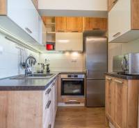 Küche in einer Ferienwohnung mit Holzboden und moderner Ausstattung.