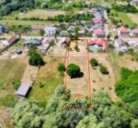 Grundstücke - Wohnen in der Mlynská-Straße in Biel, mit Rasen- und Waldflächen.