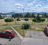 Parkplatz und Grünfläche mit Blick auf die Berge in Žiar nad Hronom.