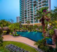 Wohnungsbau in Pattaya, mit Pool und tropischem Garten.