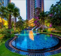 Ein Pool mit Grünflächen beim Bau von Wohnungen in Pattaya.