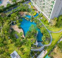 Luxuriöser Pool inmitten einer grünen Oase beim Bau von Wohnungen in Pattaya.