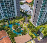 Wohnungsbau in der Stadt Pattaya, mit angelegten Gärten und Schwimmbädern bei den Wohngebäuden.