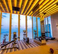 Fitnesscenter mit Meerblick und moderner Ausstattung im Rahmen des Wohnungsbaus.