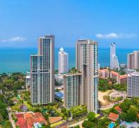 Wohnungsbau in Pattaya, Hochhäuser an der Küste mit Meerblick.