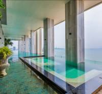 Ein Pool mit herrlichem Meerblick im Rahmen des Wohnungsbaus in Pattaya.